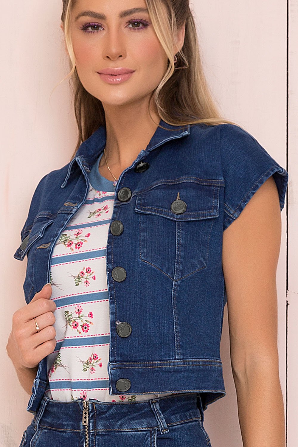 Colete Jeans: A Terceira Peça Essencial para Looks Casuais