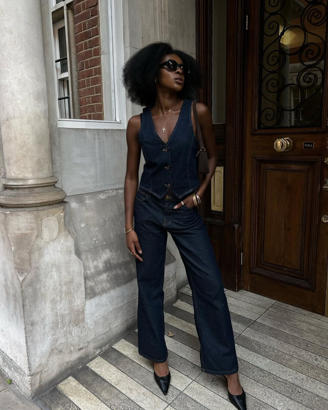 Como Combinar Colete Jeans com Vestidos para um Visual Moderno