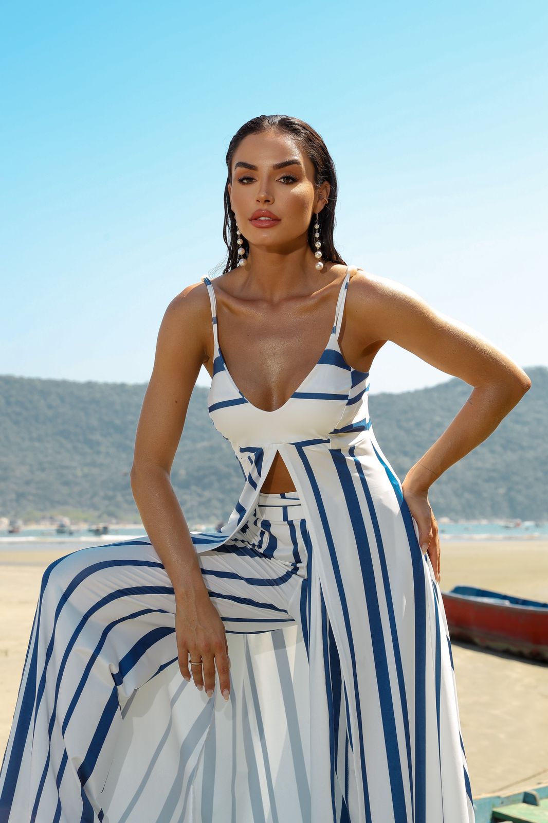 5 ideias de títulos:
1. O Poder das Listras: Como Usar para Alongar Sua Silhueta
2. Guia Definitivo: Listras Verticais vs. Horizontais para um Look Mais Alto
3. Truques de Styling: Crie Ilusão de Altura com Listras
4. Listras Finas e Monocromáticos: Seus Aliados para Parecer Mais Alta
5. Evite Erros Comuns ao Usar Listras para Alargar a Silhueta