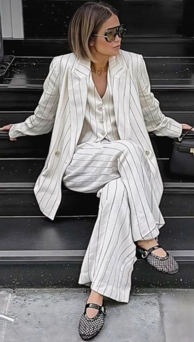 5 ideias de títulos:
1. O Poder das Listras: Como Usar para Alongar Sua Silhueta
2. Guia Definitivo: Listras Verticais vs. Horizontais para um Look Mais Alto
3. Truques de Styling: Crie Ilusão de Altura com Listras
4. Listras Finas e Monocromáticos: Seus Aliados para Parecer Mais Alta
5. Evite Erros Comuns ao Usar Listras para Alargar a Silhueta