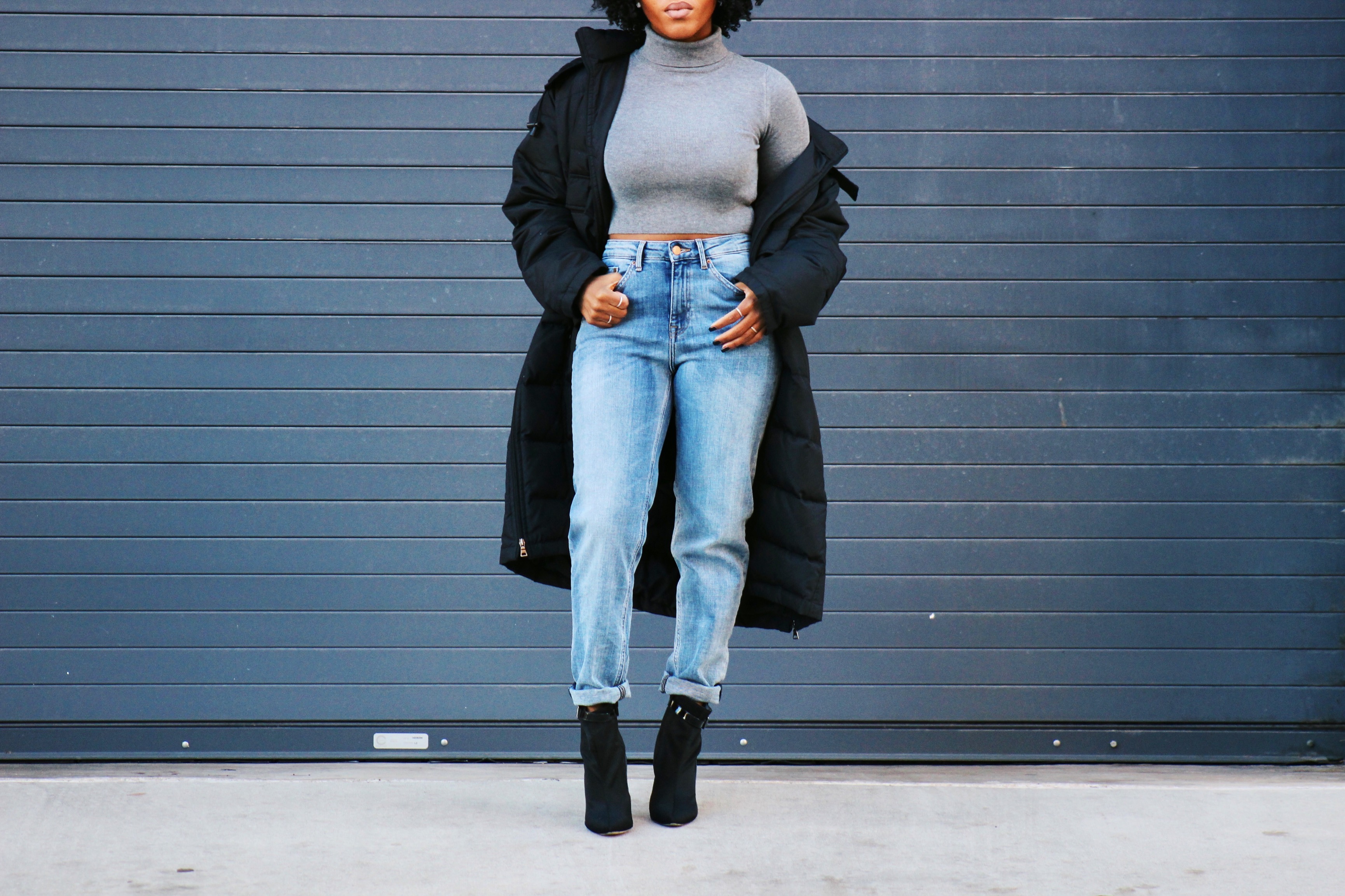 A evolução da mom jeans: de peça vintage a item essencial no guarda-roupa