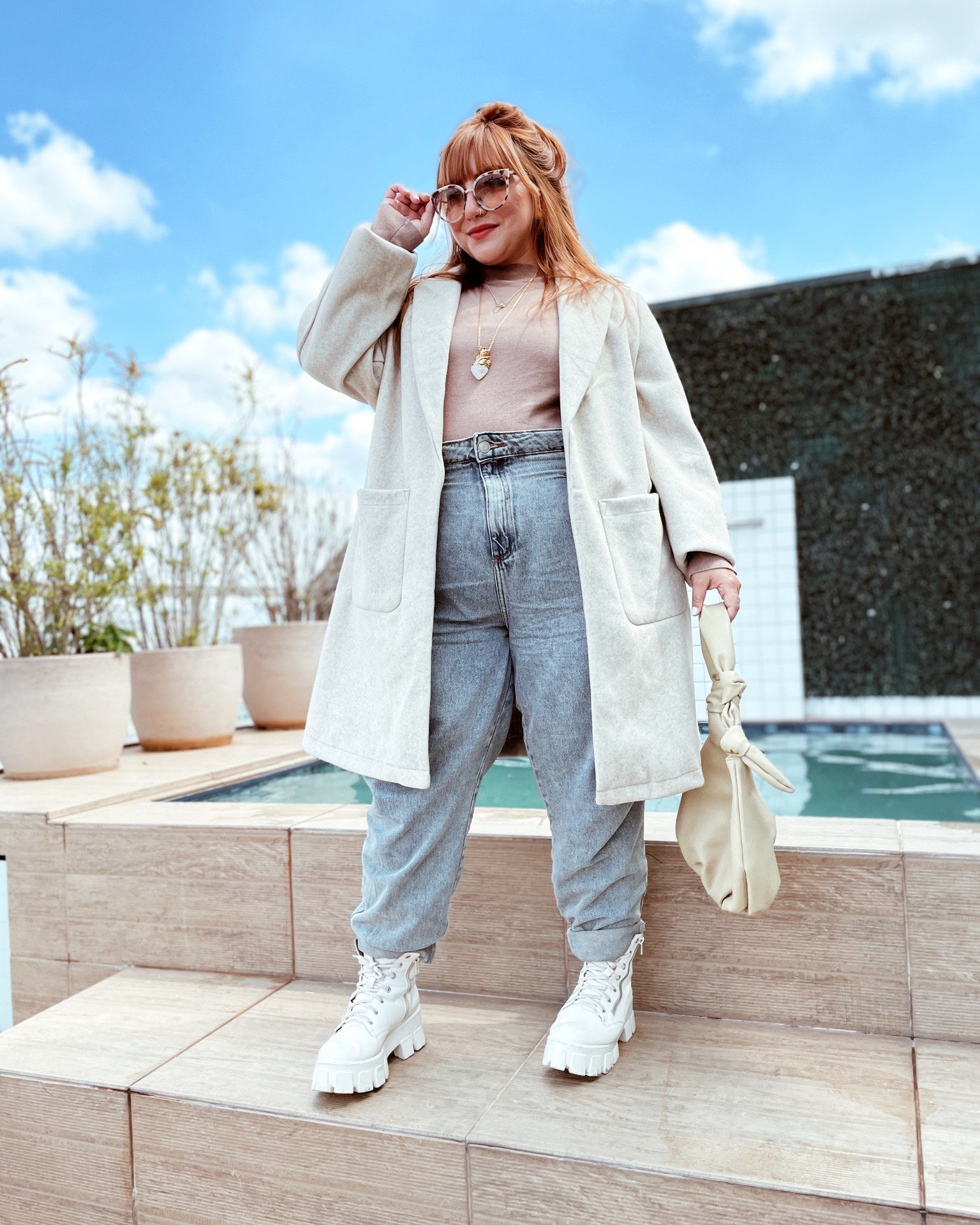 Dicas de como usar mom jeans em looks de trabalho