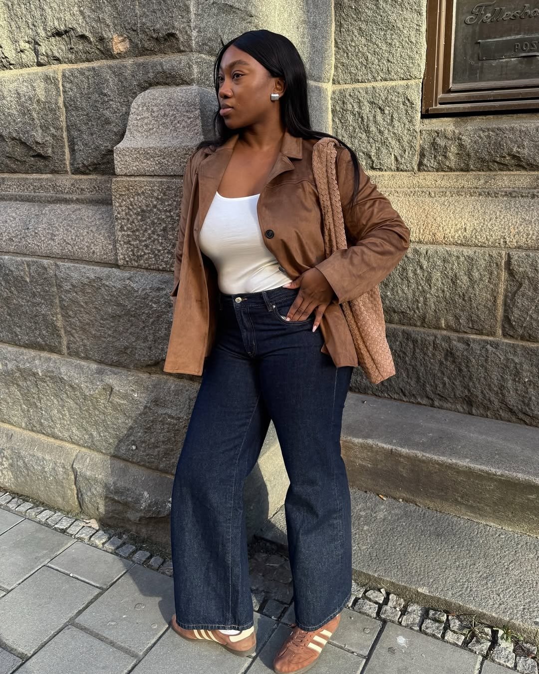 Tendências de saias de cetim para usar com blazer