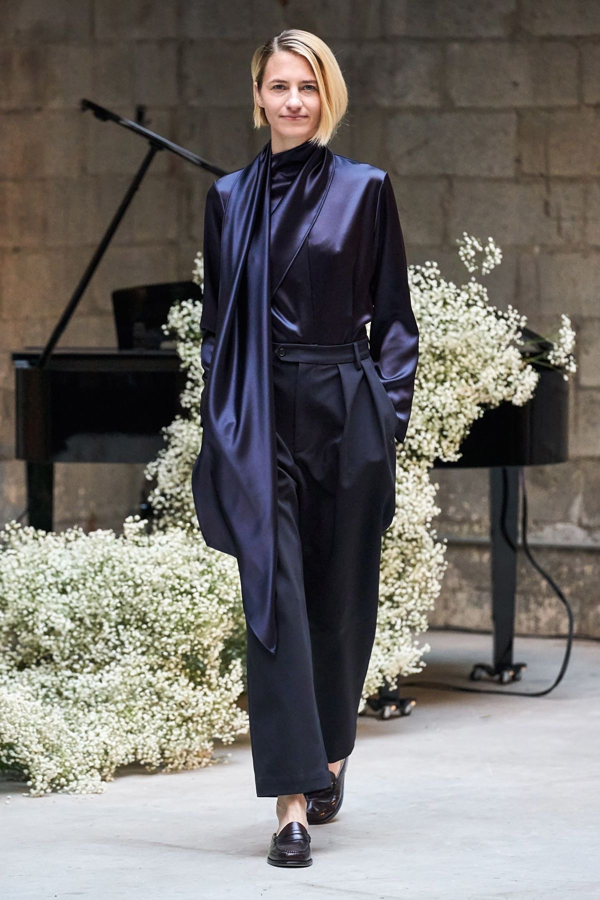 como usar regata de cetim com blazer