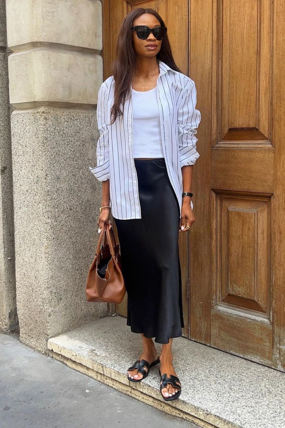 5 Maneiras de Combinar Saia de Cetim com Tênis para um Look Urbano