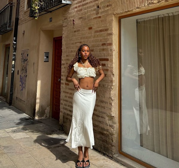 Looks Monocromáticos com Saia de Cetim: Sofisticação Descomplicada