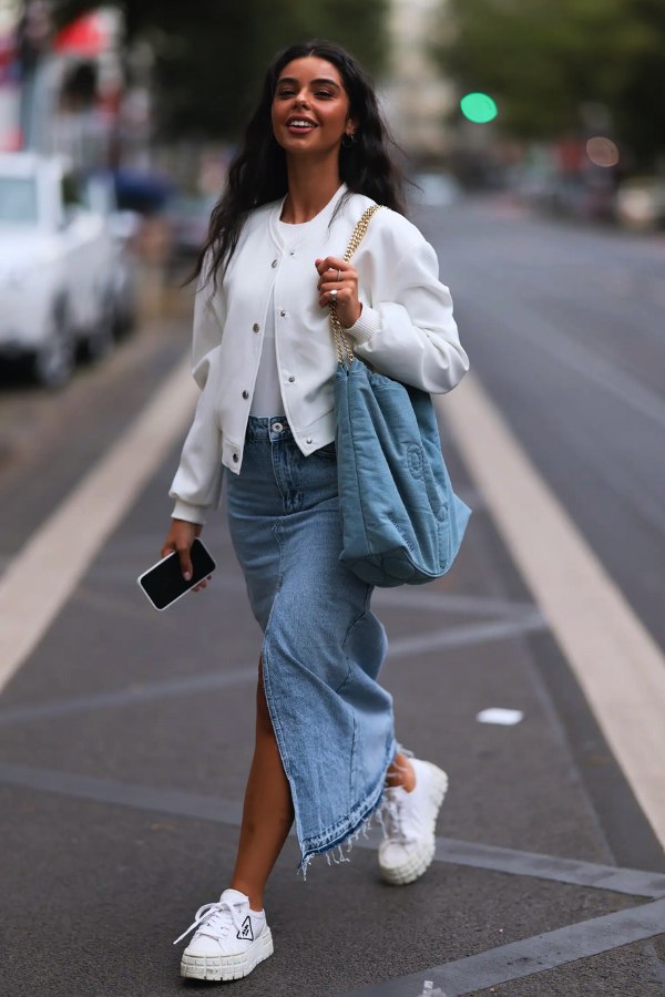 Como usar saia jeans longa com tênis