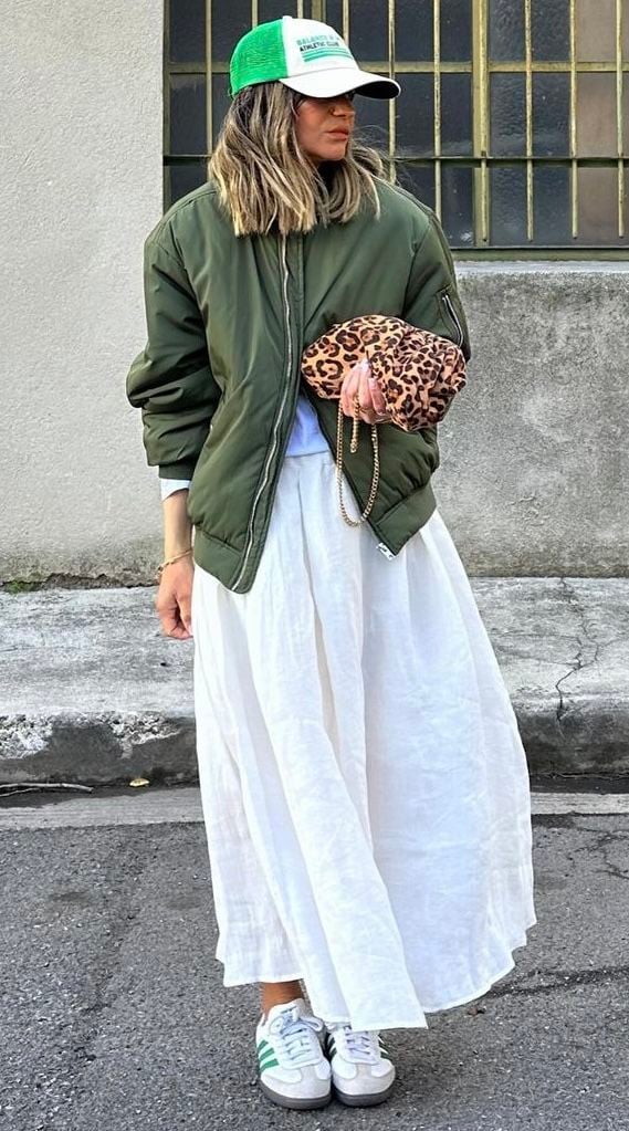 Saia plissada: 7 ideias de looks com tênis