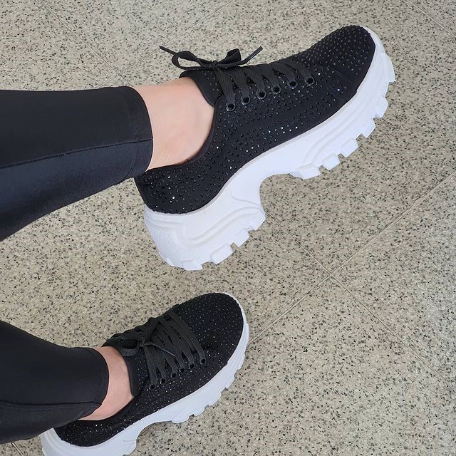 Saia plissada: 7 ideias de looks com tênis