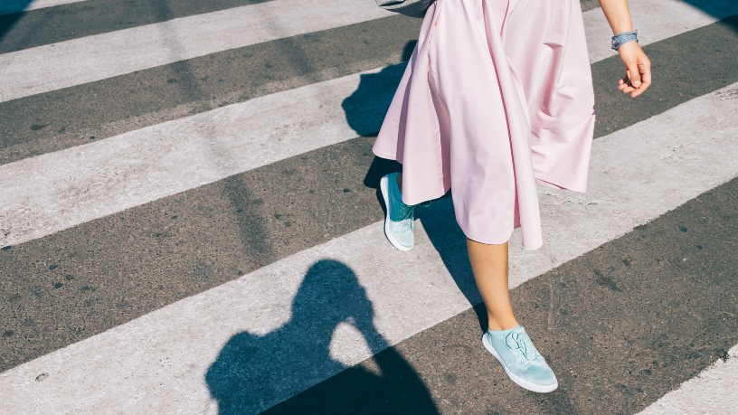 Como usar saia jeans longa com tênis