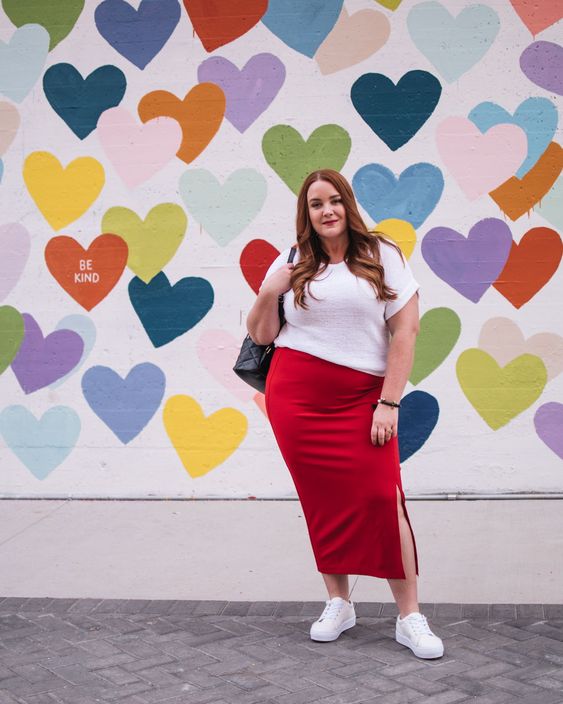 Dicas de como alongar a silhueta com saia longa e tênis