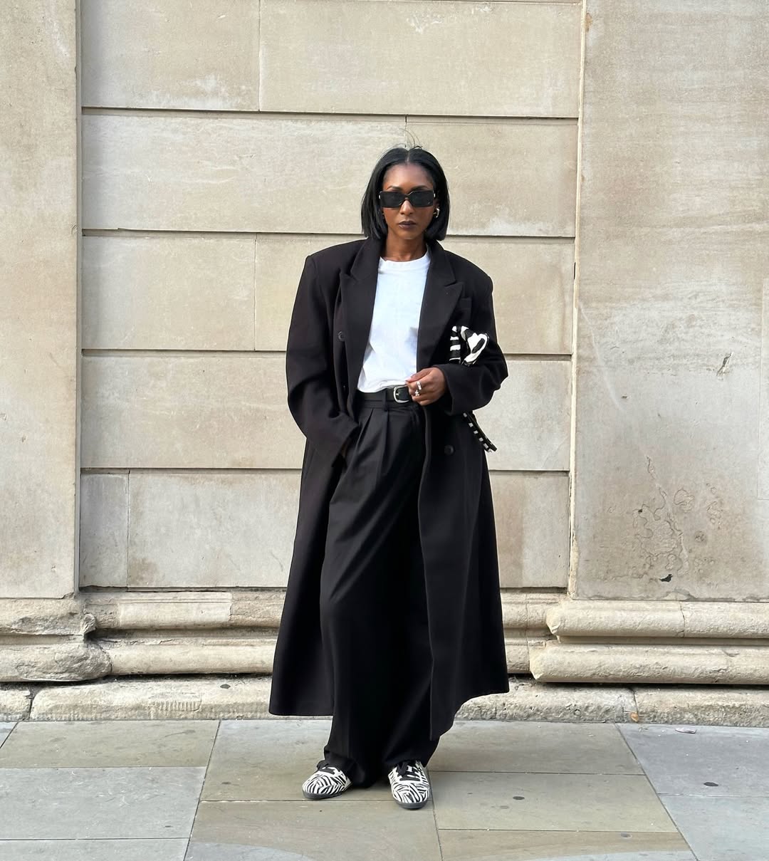 Saia plissada: 7 ideias de looks com tênis