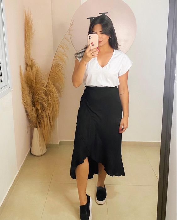 Saia plissada: 7 ideias de looks com tênis