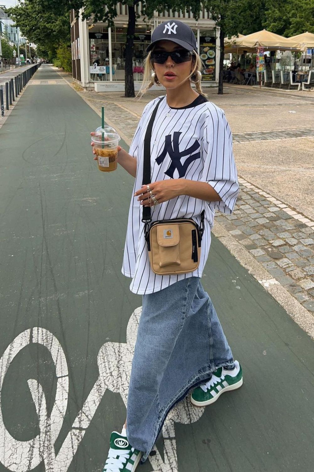 Dicas de como alongar a silhueta com saia longa e tênis