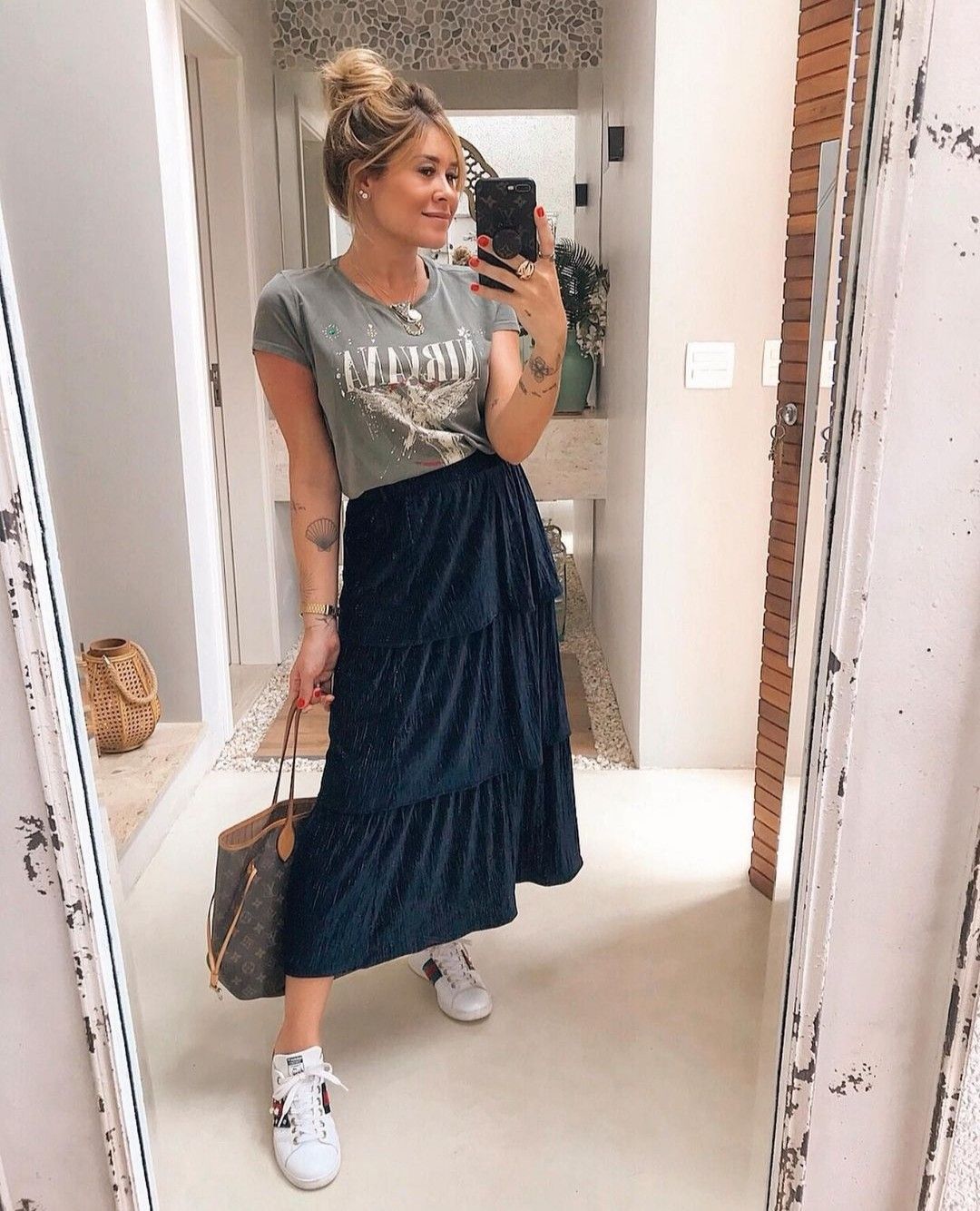 Acessórios que complementam o look saia plissada e tênis