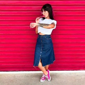 como usar saia midi plissada com tênis