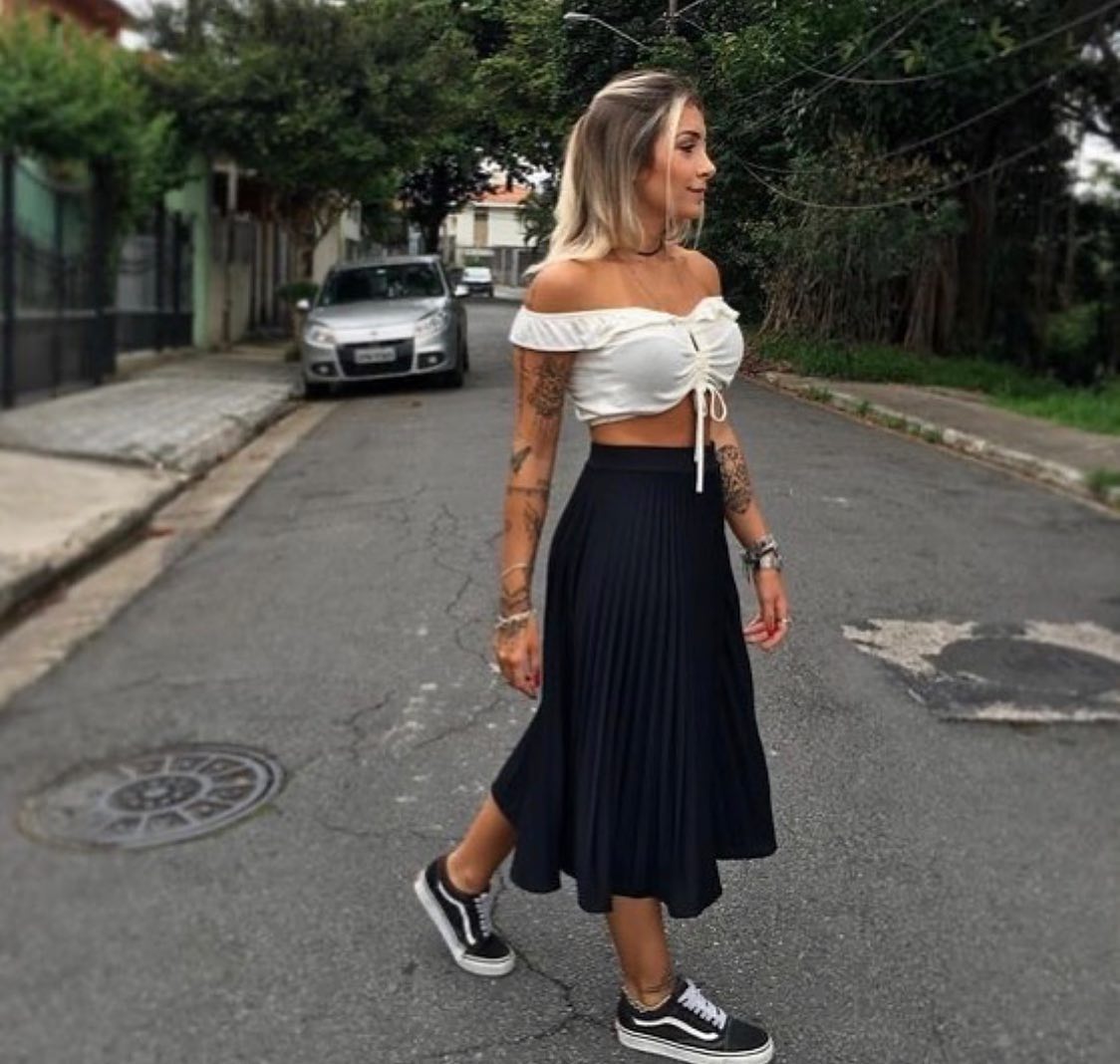 como usar saia midi plissada com tênis