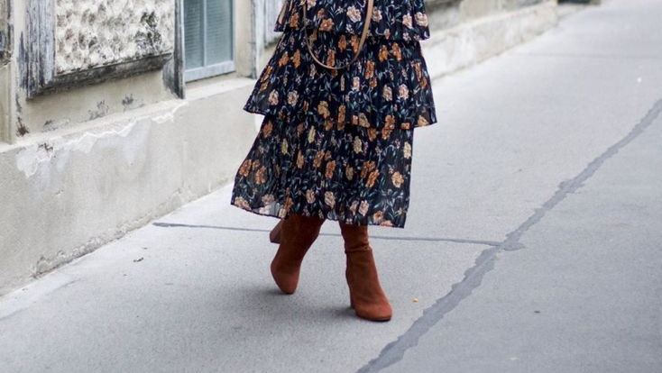5 maneiras de usar saia plissada com diferentes tipos de bota