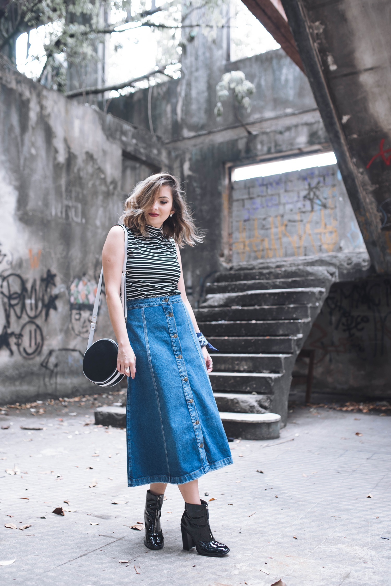 como usar saia plissada midi com bota