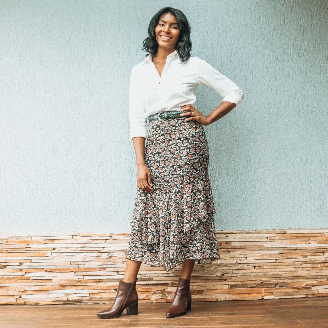 Looks estilosos com saia midi e bota para trabalhar