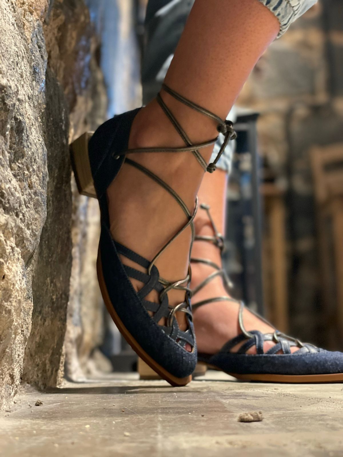 Sapatilhas coloridas: como incorporar ao seu guarda-roupa