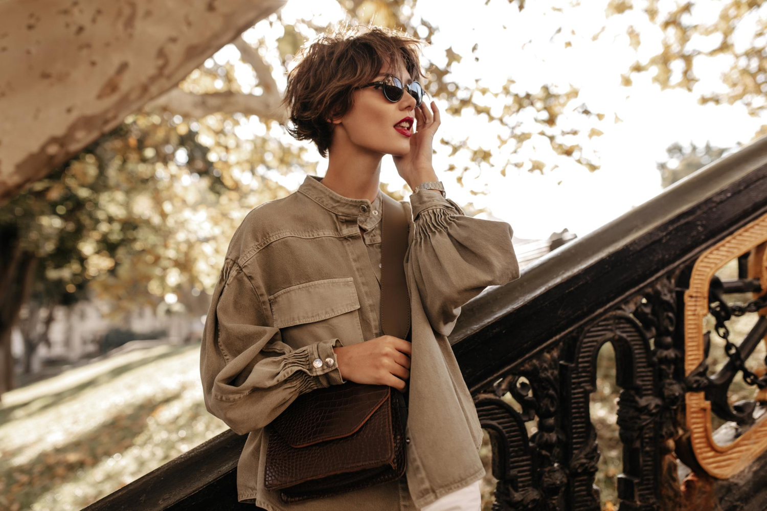 5 ideias de títulos:
1. Guia Completo: Como Usar Tons Terrosos no Inverno com Estilo
2. Peças-Chave em Tons Terrosos para um Guarda-Roupa Sofisticado
3. A Psicologia das Cores Terrosas: Conectando com a Natureza no Inverno
4. Do Monocromático ao Ousado: Combinando Tons Terrosos para Looks Inesquecíveis
5. Tendência Mocha Mousse: Incorpore o Marrom do Momento ao Seu Estilo