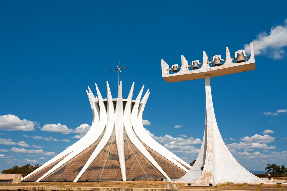 Explorando o Eixo Monumental: Um passeio pela arquitetura de Brasília