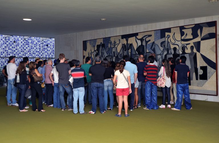 Visita Espontânea vs. Agendada no Congresso: Qual a Melhor Opção?