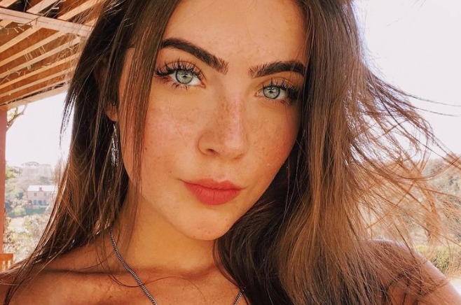 Como usar preto sem sobrecarregar o visual com sardas