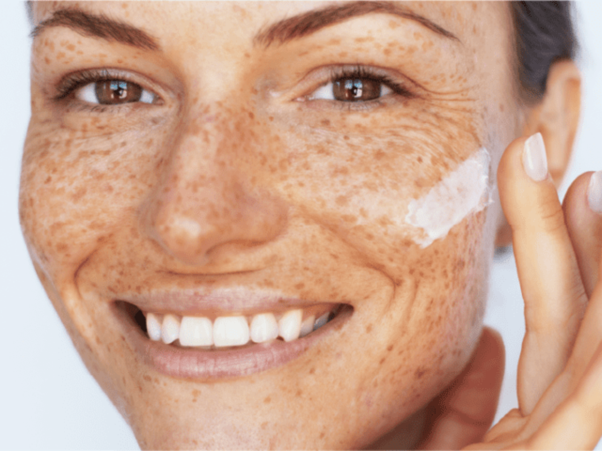 Como usar preto sem sobrecarregar o visual com sardas