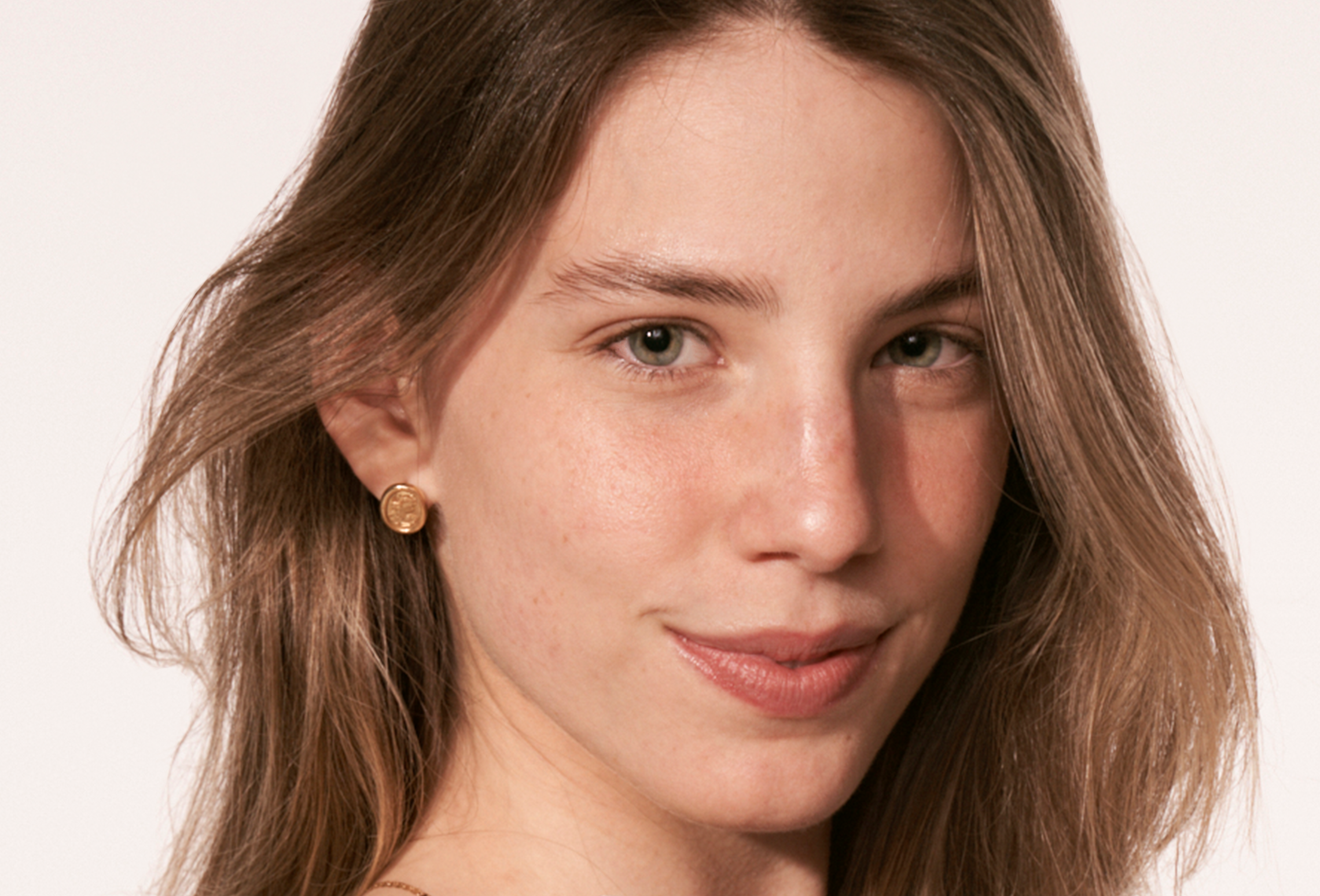 Como usar preto sem sobrecarregar o visual com sardas