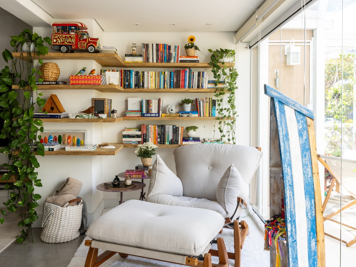 5 ideias de títulos:
1. Cantinho de Leitura: Guia Completo para Criar seu Refúgio Aconchegante
2. Iluminação Perfeita para seu Cantinho de Leitura: Dicas Essenciais
3. Como Escolher o Assento Ideal para um Cantinho de Leitura Confortável
4. Decoração e Organização: Transforme seu Cantinho de Leitura
5. Cantinho de Leitura para Crianças: Dicas de Segurança e Autonomia