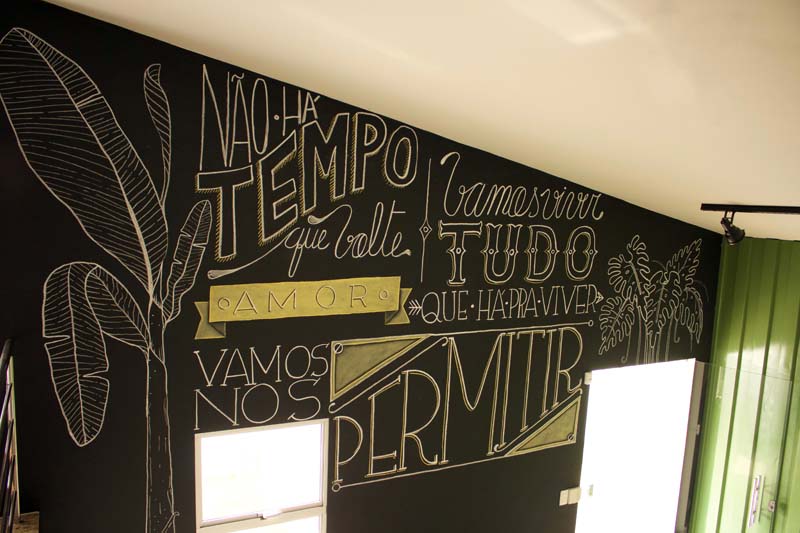 Como aplicar adesivo lousa em móveis