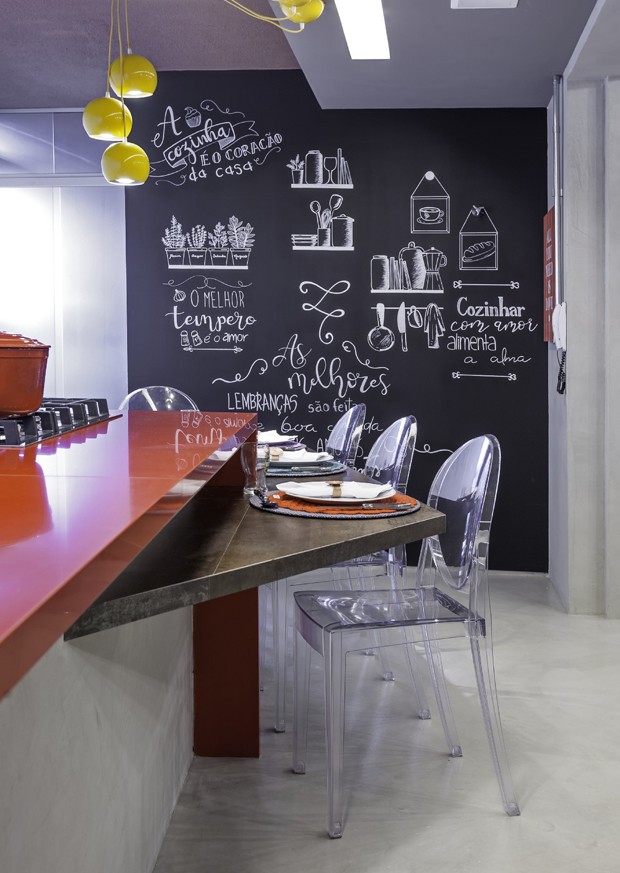 Como aplicar adesivo lousa em móveis