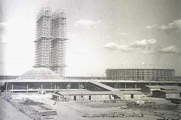 1. Quem foi Lúcio Costa: O Gênio por Trás do Plano Piloto de Brasília; 2. A Saga dos Candangos: Heróis Anônimos da Construção de Brasília; 3. Brasília e a Profecia de Dom Bosco: Mitos e Verdades da Capital; 4. Patrimônio Mundial da UNESCO: Por Que Brasília é Tão Especial?; 5. Além do Avião: Detalhes Fascinantes da Arquitetura de Brasília