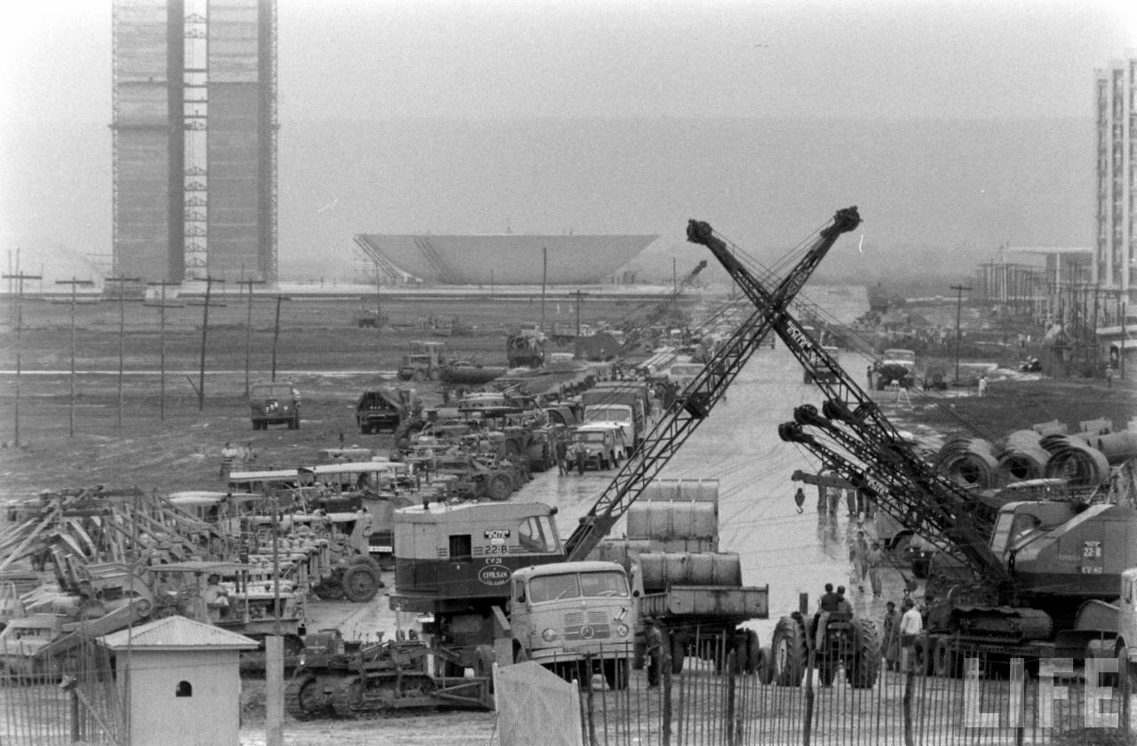 1. Quem foi Lúcio Costa: O Gênio por Trás do Plano Piloto de Brasília; 2. A Saga dos Candangos: Heróis Anônimos da Construção de Brasília; 3. Brasília e a Profecia de Dom Bosco: Mitos e Verdades da Capital; 4. Patrimônio Mundial da UNESCO: Por Que Brasília é Tão Especial?; 5. Além do Avião: Detalhes Fascinantes da Arquitetura de Brasília