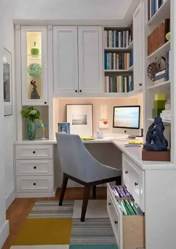Iluminação Certa: Como Ampliar Visualmente seu Home Office Compacto