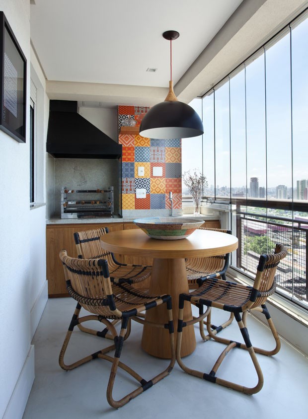 decoração de varanda de apartamento simples