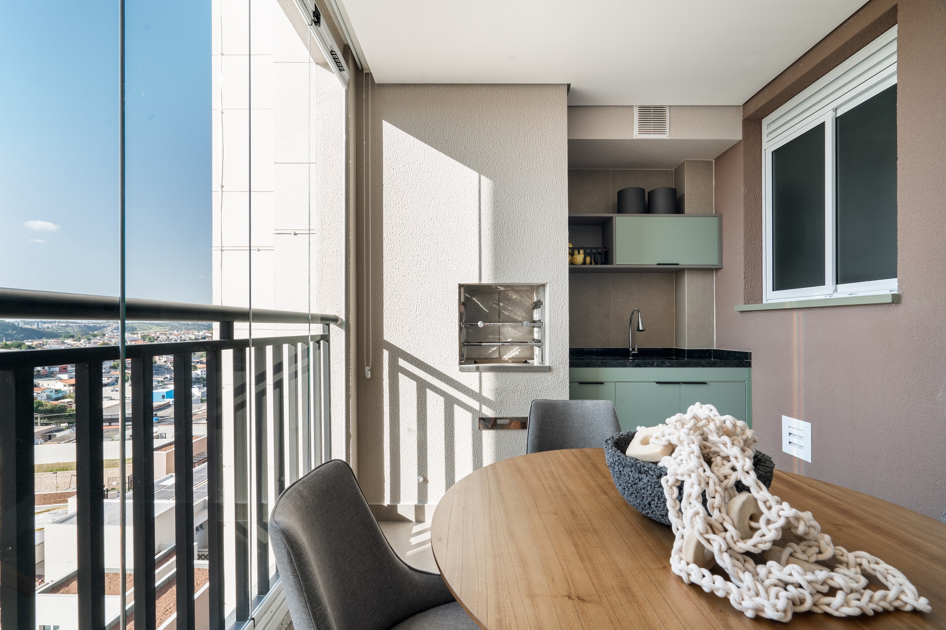 decoração de varanda de apartamento simples