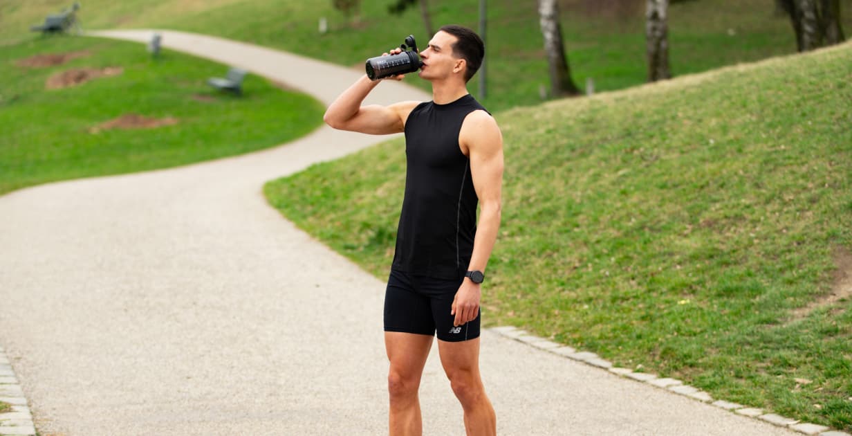 1. Como calcular sua perda de suor para otimizar a hidratação na maratona.
2. A importância dos eletrólitos na hidratação de corredores de longa distância.
3. Guia completo: O que beber antes