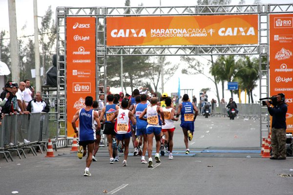 durante e depois de uma maratona.
4. Evitando a hiponatremia: Estratégias de hidratação para maratonistas.
5. Teste de hidratação: Como usar seus treinos para encontrar a melhor estratégia.
