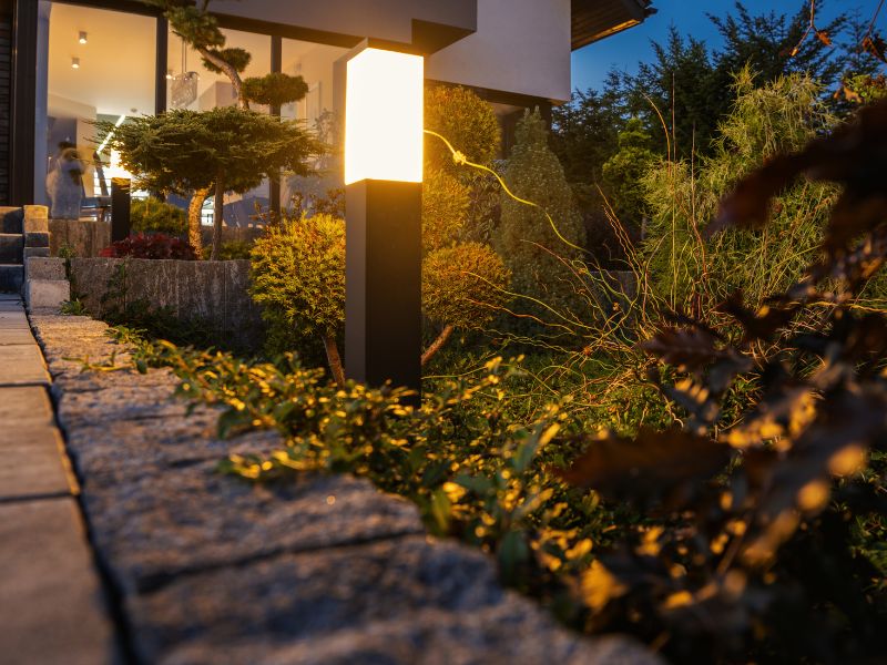 Como a luz quente valoriza a arquitetura do jardim