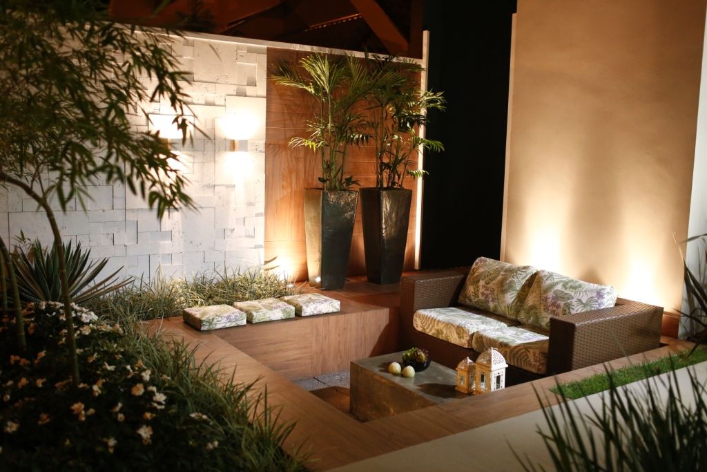 Como a luz quente valoriza a arquitetura do jardim