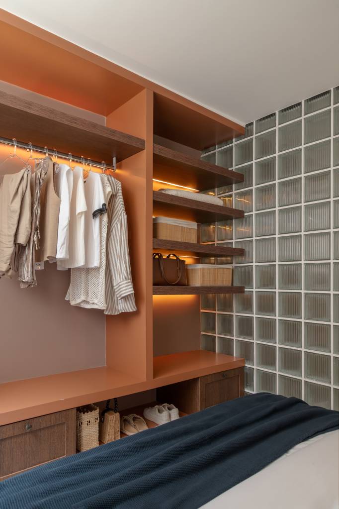 Guia completo de organização de roupas em closet aberto