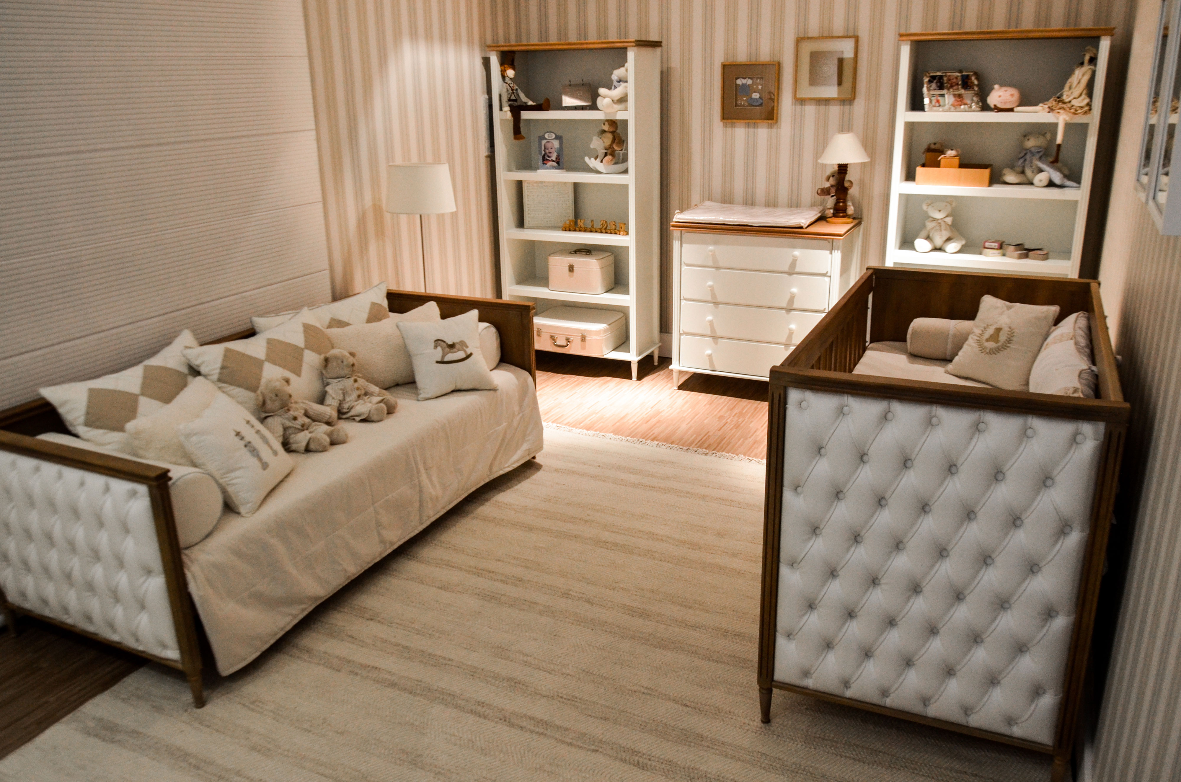 7 Tecidos que Elevam a Decoração do seu Quarto de Madeira