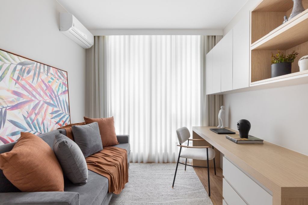 Como Instalar Cortinas Brancas para Ampliar o Espaço