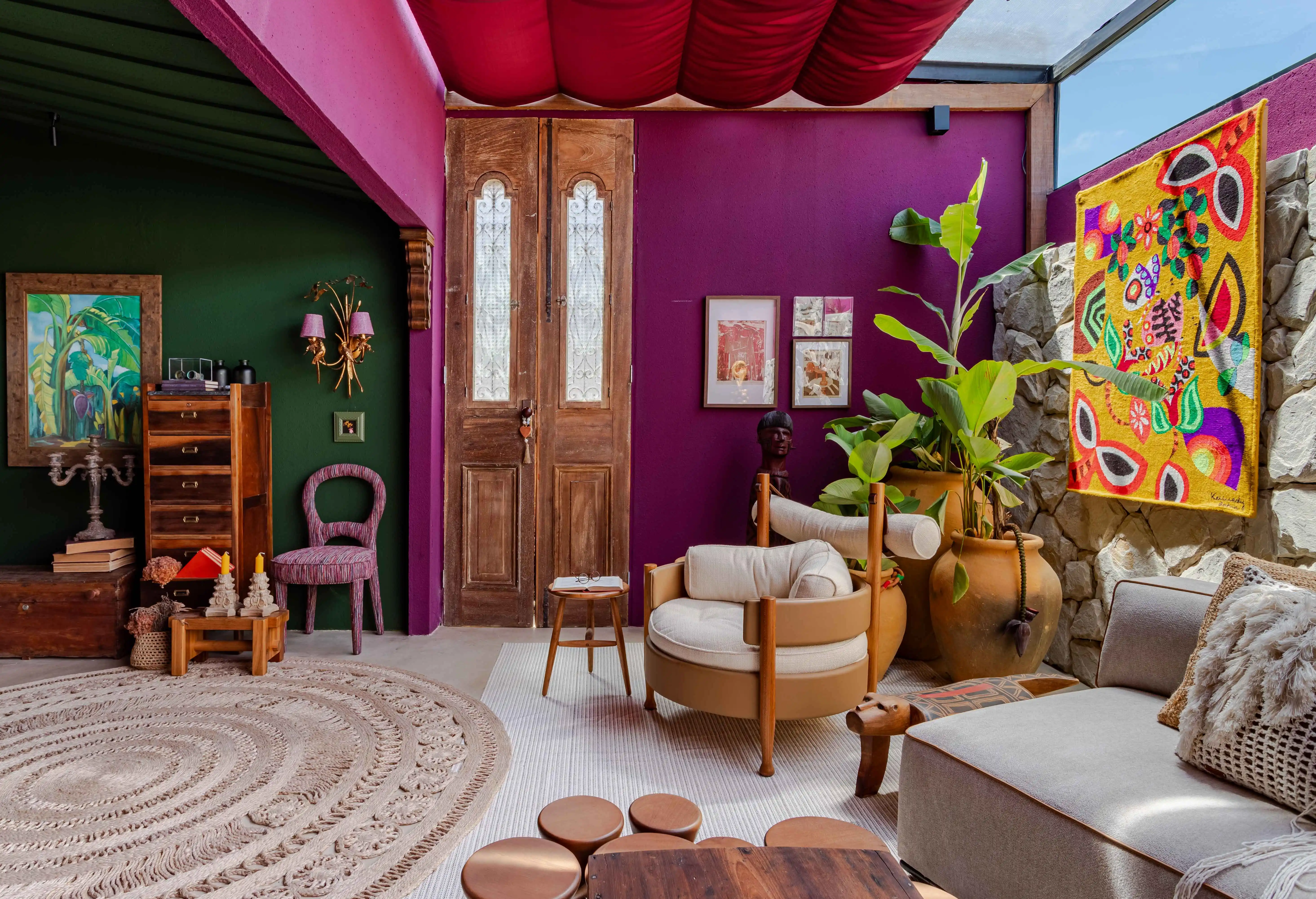 Decoração de Salas Pequenas: O Segredo das Poltronas com Pés Palito