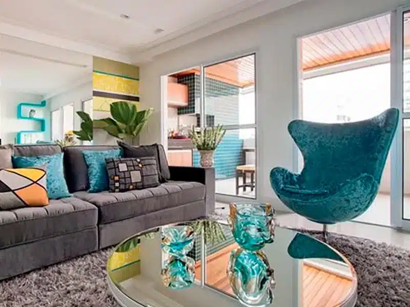dicas para decorar sala com poltrona colorida