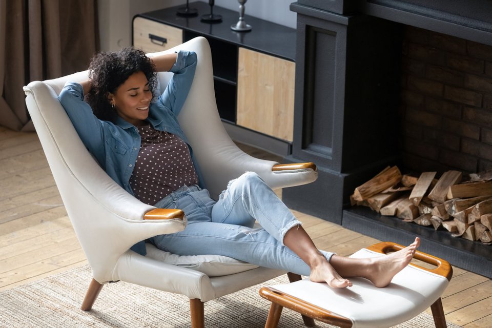 dicas para decorar sala com poltrona colorida