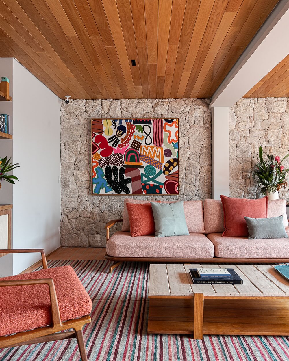 dicas para decorar sala com poltrona colorida